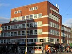 Hoek Postjesweg - de gevel is in de loop der tijd zeer sterk vereenvoudigd.
              <br/>
              Gert-Jan Lobbes, 2015